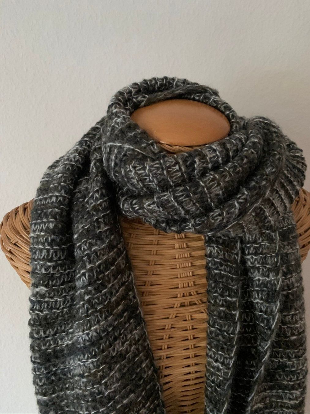 Barts Foulard & Sciarpe: BARTS - Strickschal grau gross warm – Usato da Zürich venduto da Diazaio 2