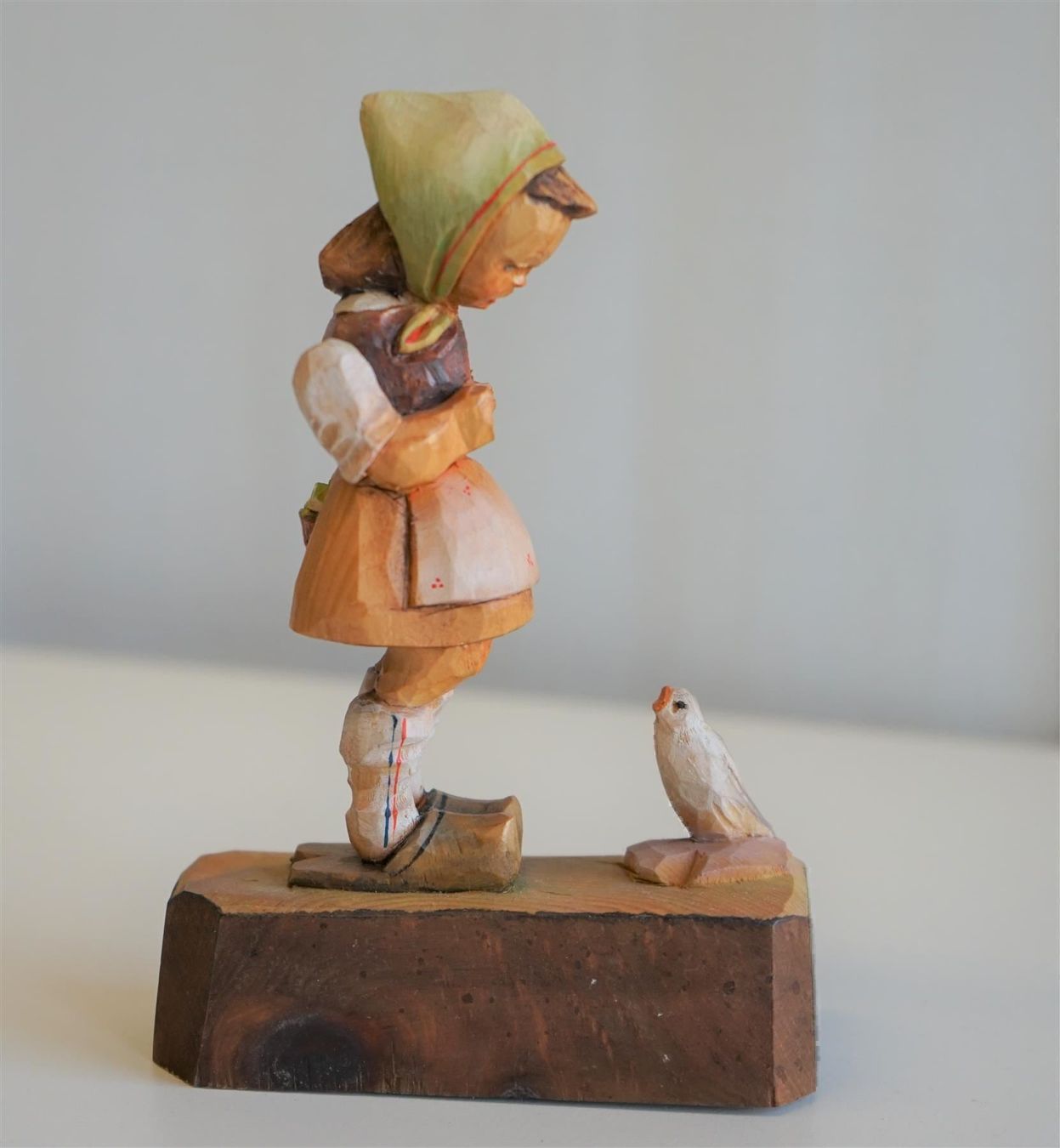 Statuette: Mädchen mit Vogel – Usato da Brienz BE venduto da P.Edelweiss