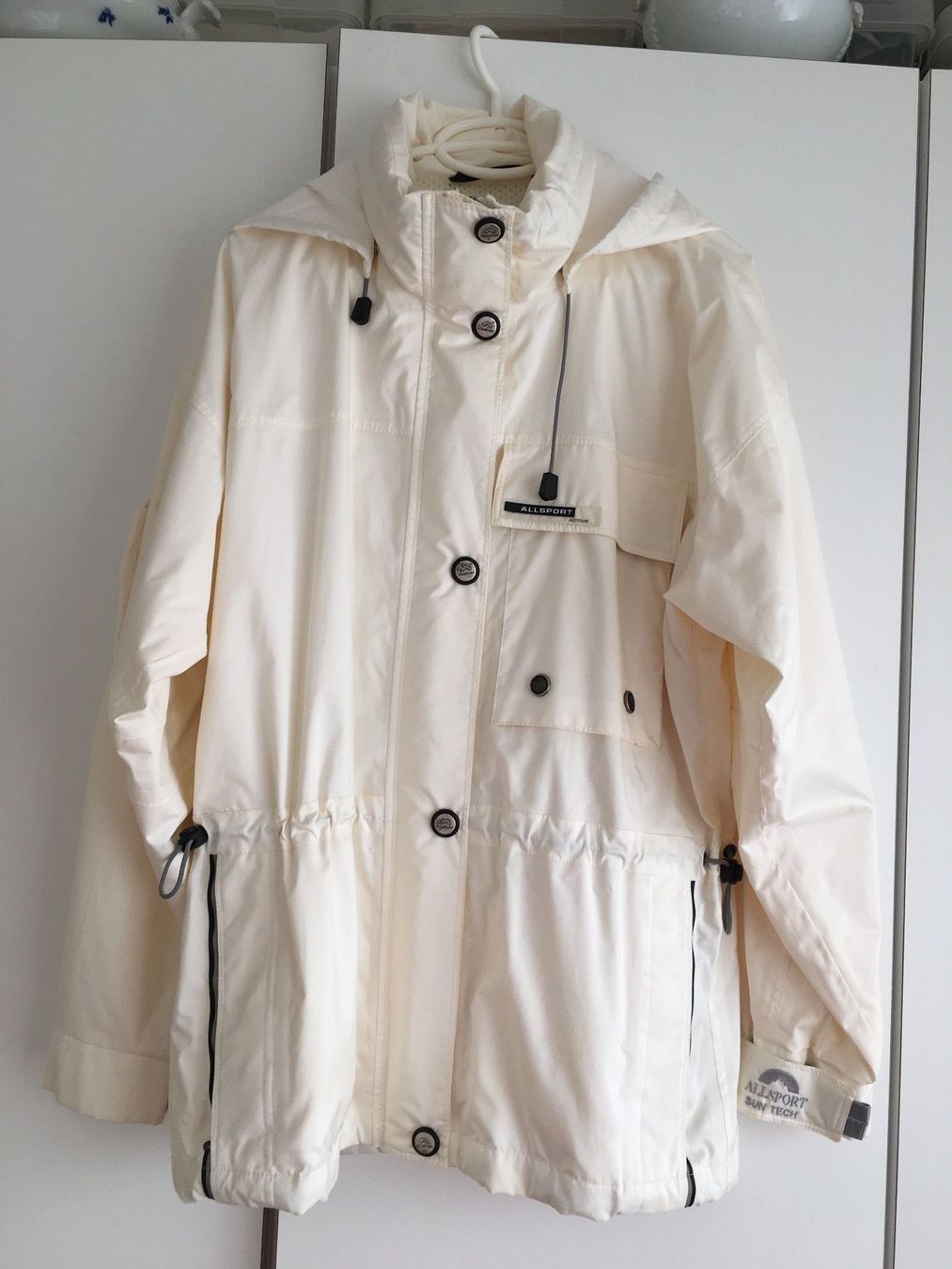 Vestes: Moderne sportliche Windjacke, Farbe Ivory – D'occasion à Bern par Smile-2707 2
