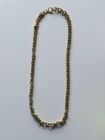 Joli collier doré, parfait pour les fêtes de fin d'année