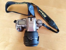 Nikon F80 Body mit Blitz und Objektiv