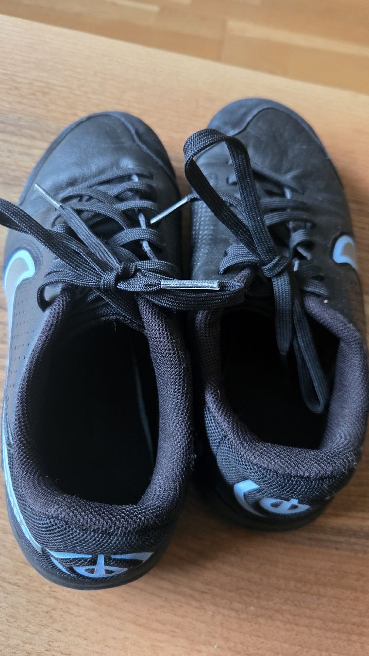 Nike Scarpe per ragazzi: Nike Hallenschuhe gr.36.5 – Usato da Zürich venduto da Deesay 3