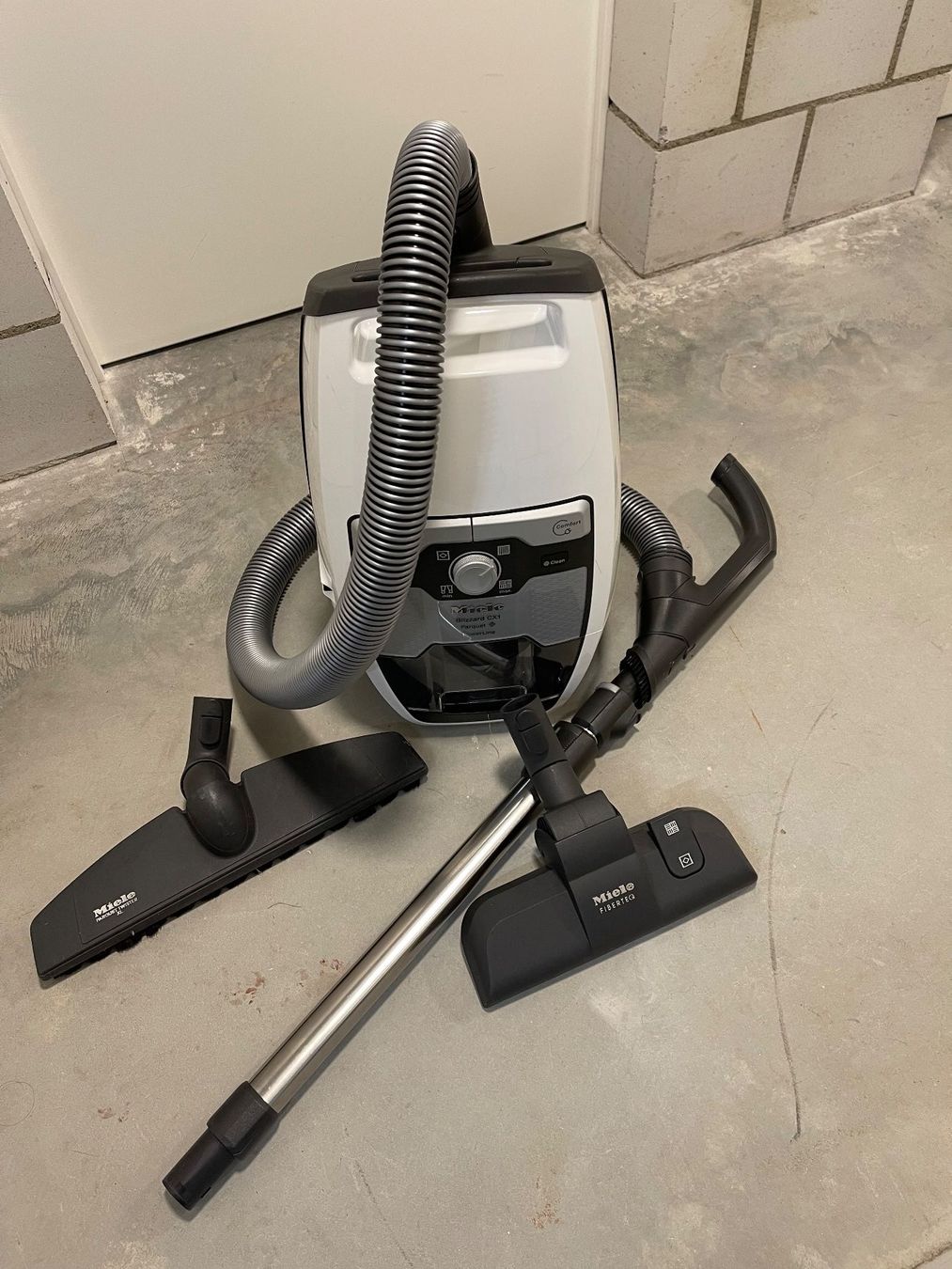 Miele Staubsauger & Zubehör: Miele Blizzard CX 1 Parquet Power Line – Gebraucht aus Lützelflüh-Goldb von lin_v952