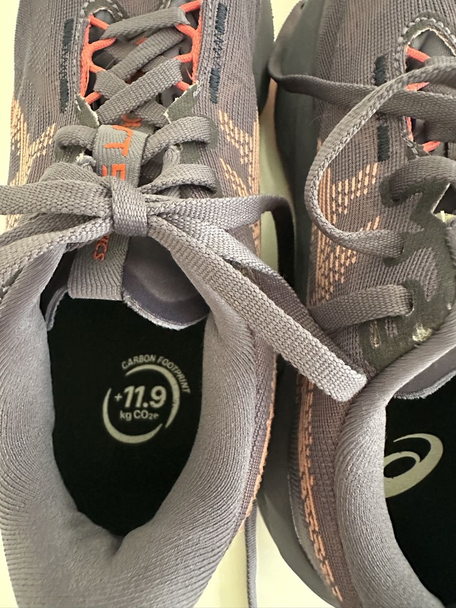 Asics Scarpe da donna: Asics Novablast 5 Laufschuhe, Gr. 37 – Usato da Zürich venduto da davinciclaude 1