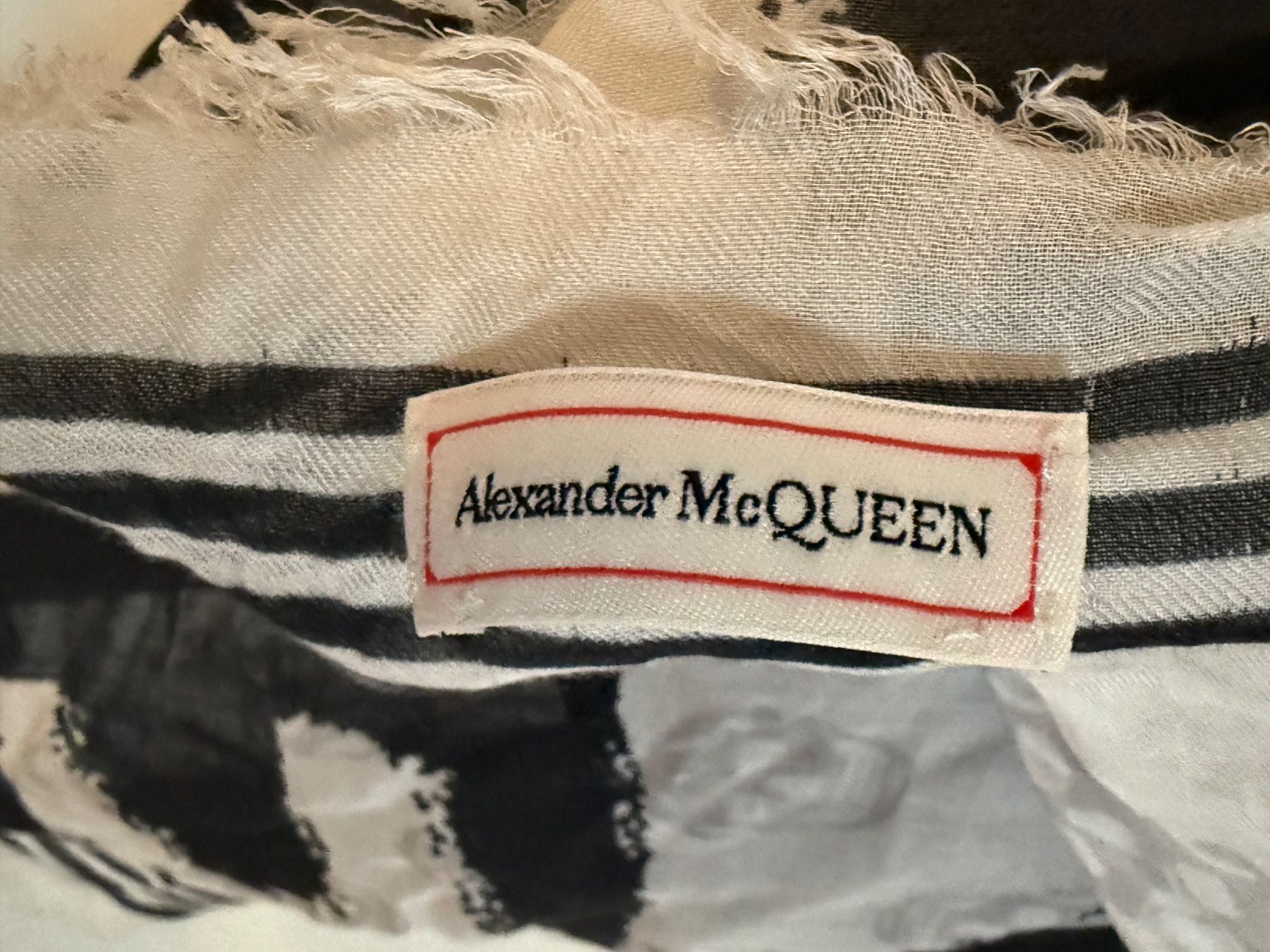 Alexander Mcqueen Foulard & Sciarpe: Alexander McQueen Skull Schal Schwarz/Weiss – Usato da Basel venduto da Rouge. 7