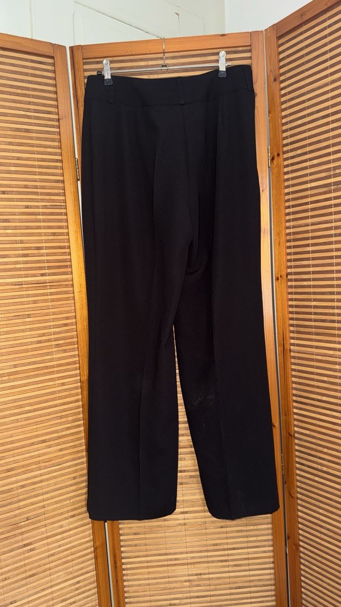 Hosen: Klassische schwarze Hose weit, 40 – Gebraucht aus Gümligen von morticiaaddams 1