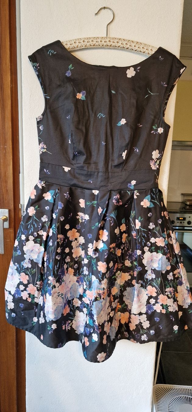 Mint & Berry Vestiti: Mint & Berry Kleid, Gr. 38, Blumenmuster – Usato da Romanshorn venduto da REALJessiB