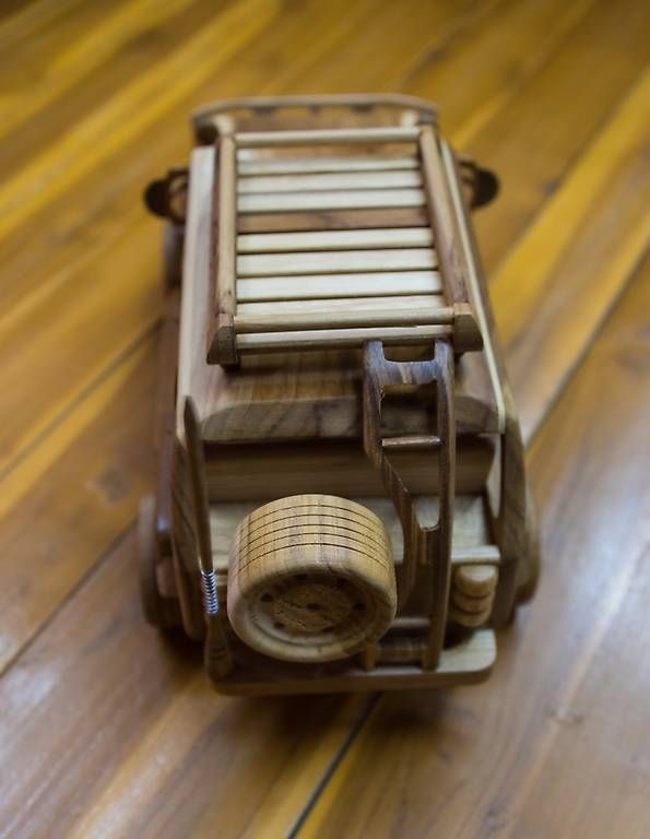 Toutes les décorations: SUV en bois – Neuf avec emballage d'origine à Thônex par Fred_1973 2
