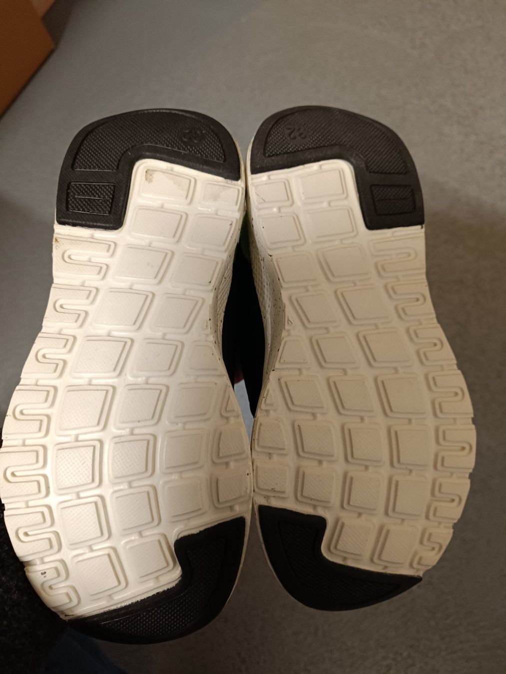 Chaussures garçon: Neue Sneaker 32 – Neuf avec emballage d'origine à Wohlen AG par Fabe3 1