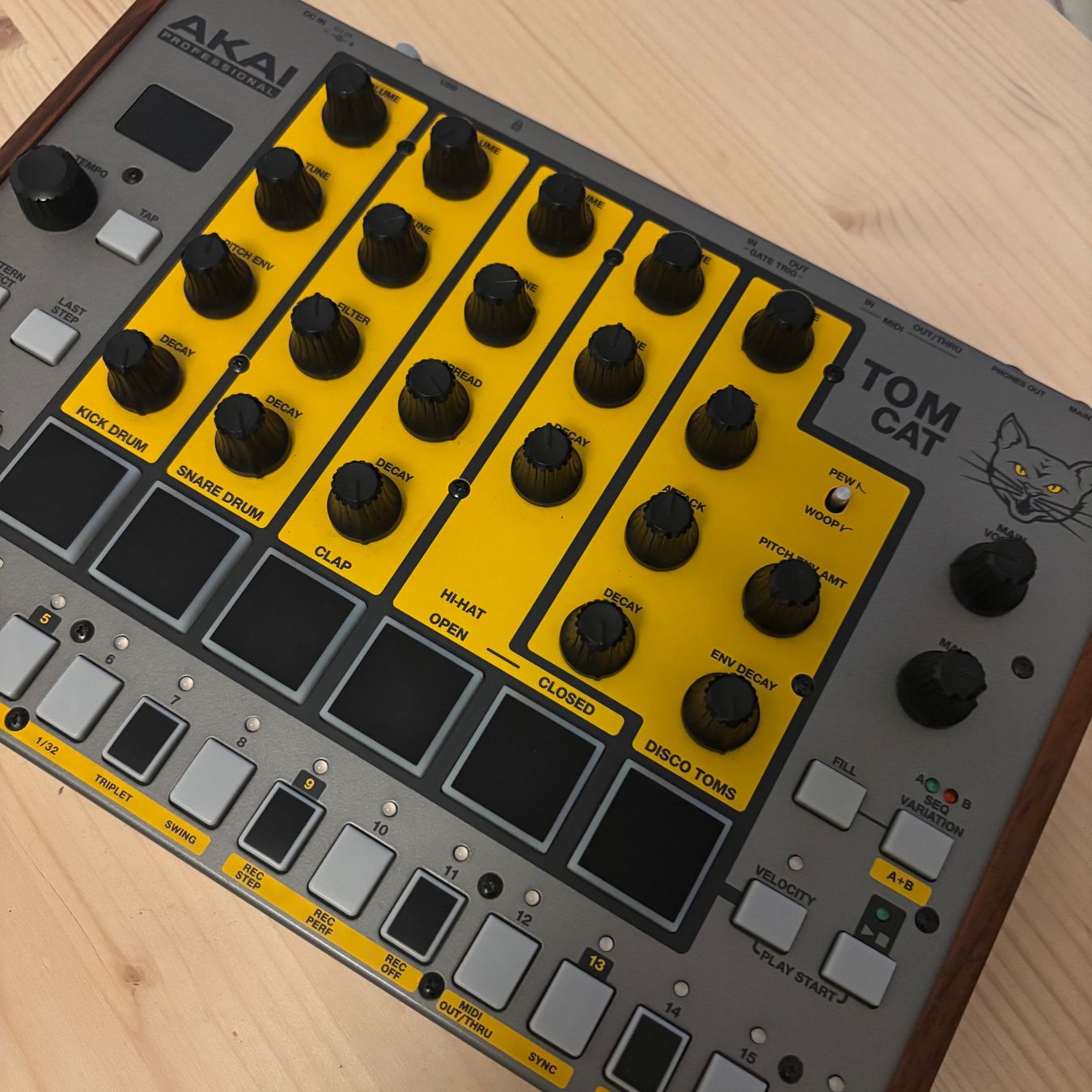 Akai Strumenti musicali: Akai Tom Cat Analog Drum Machine / Synthesizer – Usato da Basel venduto da meerow 1