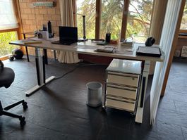 Bürotisch stufenlos höhenverstellbar (elektrisch)