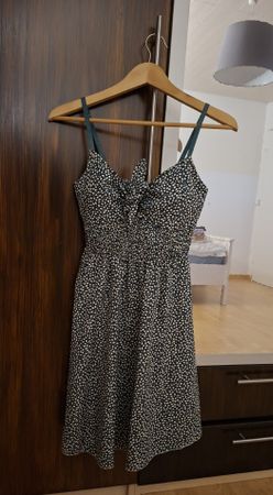 Sommerliches Blümchenkleid Dunkelgrün/Weiß mit Schleife