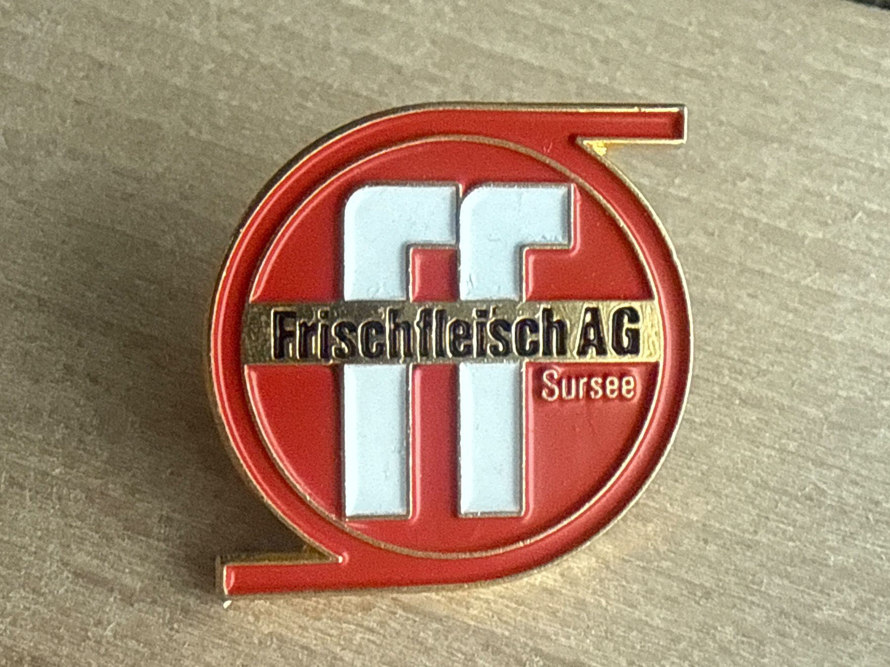 Plaketten & Abzeichen: Pin Frischfleisch AG Sursee – Gebraucht aus Glattbrugg von Schweigmatt