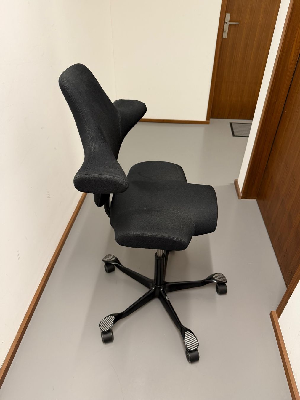 Håg Sedie: HAG Capisco 8106 Xtreme Bürostuhl – Usato da Horgen venduto da Pezi8810 1