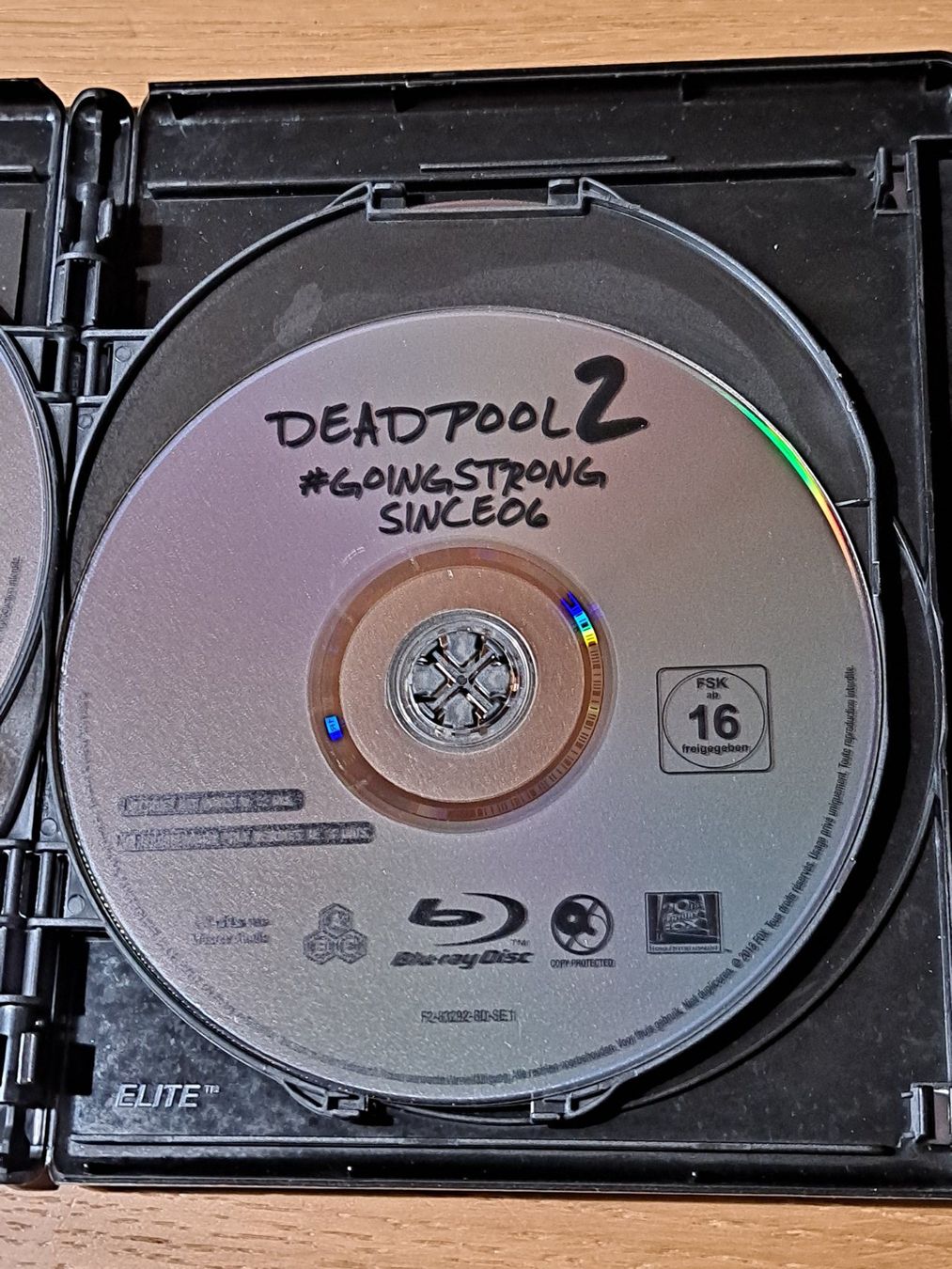Tutti i DVDs: MARVEL 4-Disc Blu-ray 4K Ultra HD und Blu-ray DEADPOOL 2 – Nuovo (secondo la descrizione) da Unterseen venduto da Kanica 7