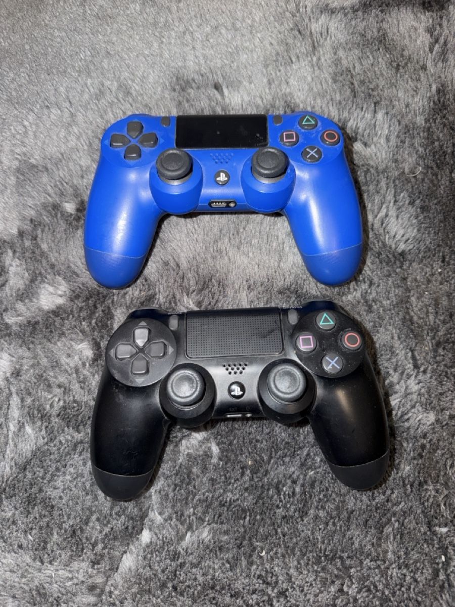 Sony Console: PS4 mit 2 Controllers und fünf Spiele – Usato da Affoltern am Albis venduto da buj_m76j 1