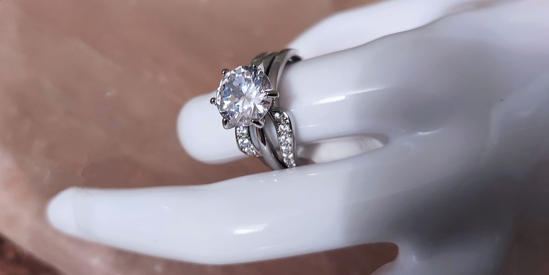 Anelli: Ring versilbert mit hübschem Zirkonia – Nuovo (secondo la descrizione) da Ettenhausen TG venduto da CH2300 4