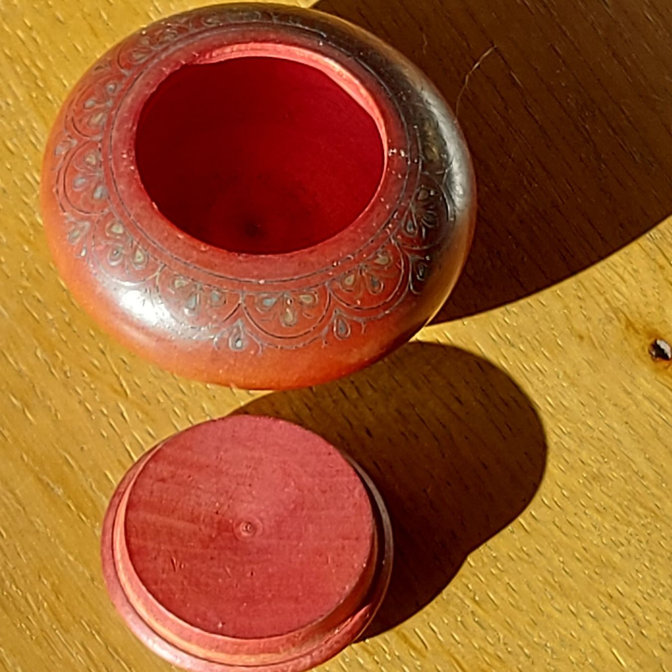 Dosen: Antike rote Holz Schmuckdose mit Ornamenten – Gebraucht aus Schlieren von Svenja7 4