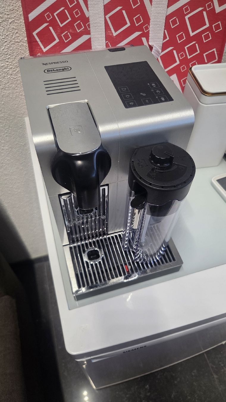 Nespresso Kaffeemaschinen & Espressomaschinen: Nespresso DeLonghi EN750.MB – Defekt aus Schaffhausen von Yoghurt87 1