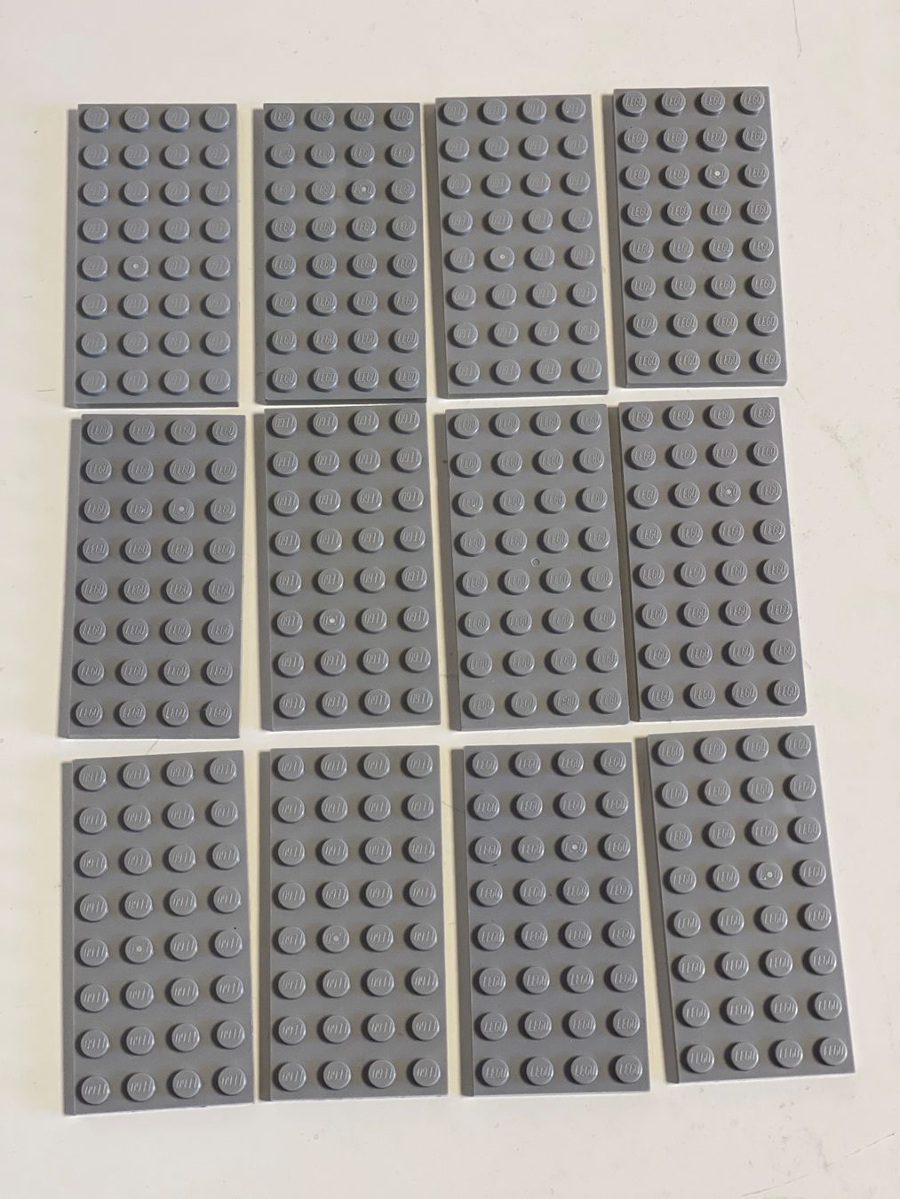 Lego Giocattoli: LEGO- 12 Graue Plätten 8x4 Noppen – Usato da Gelterkinden venduto da cobra0110