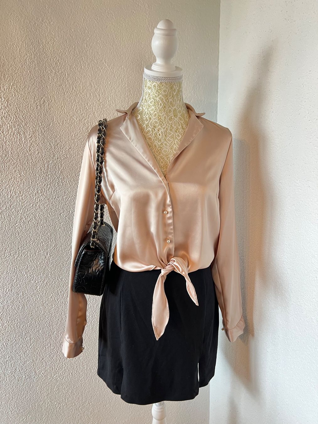 Camicette: Silk blouse with tie front detail – Usato da Otelfingen venduto da houseofstae 2