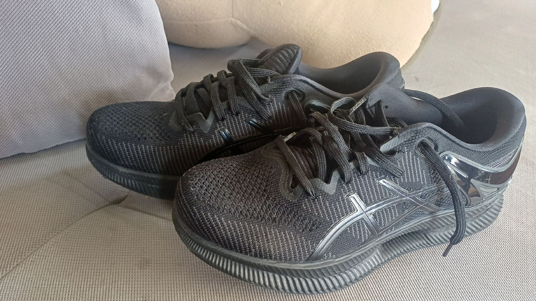 Scarpe da uomo: ASICS  Metaride Neutralschuh Schwarz Gr.42 – Usato da Thun venduto da Pokemonomania 2