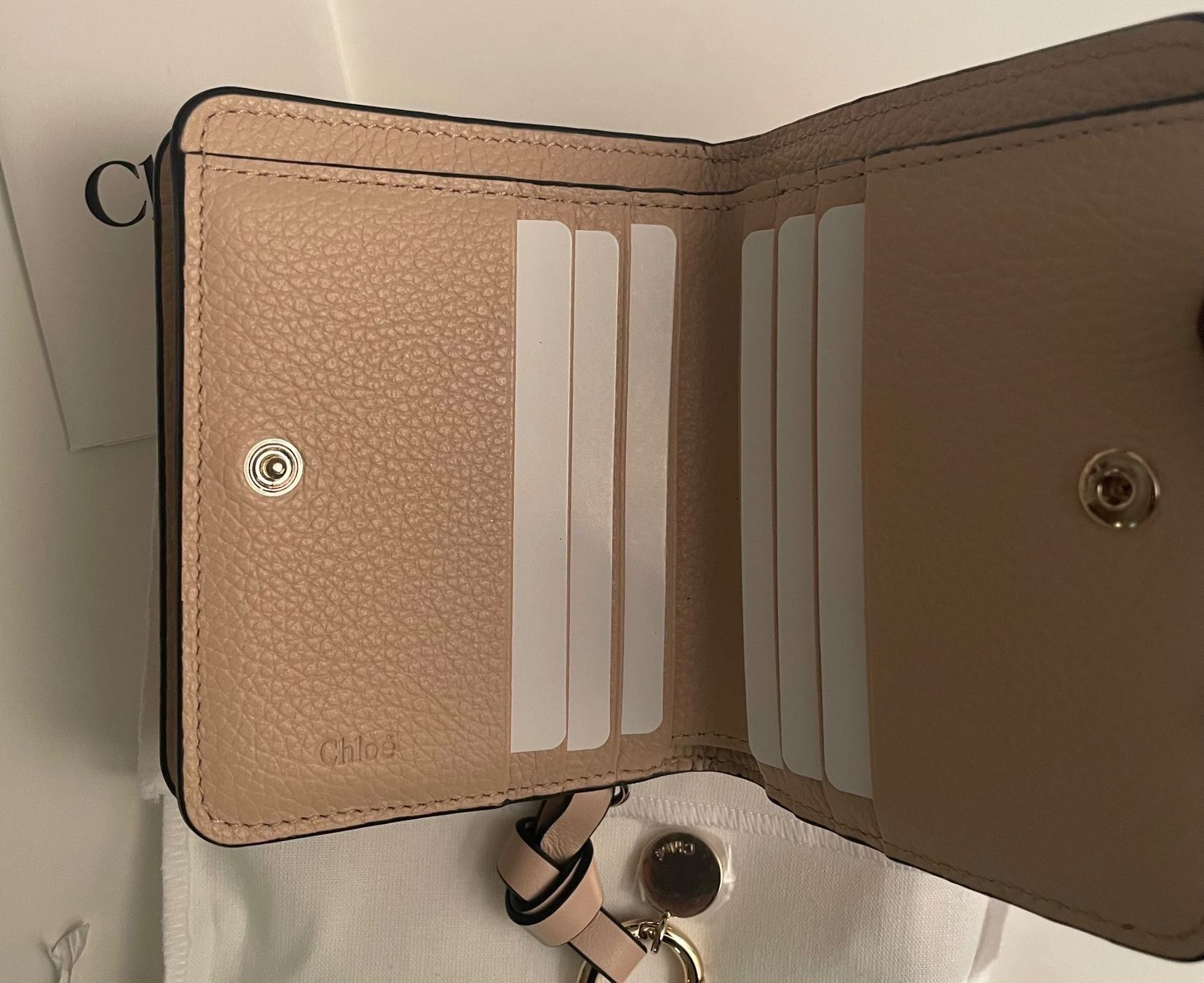 Chloé Portamonete: CHLOÉ Alphabet Compact Wallet – Nuovo e nell'imballaggio originale da Zürich venduto da BeautifulThings 3