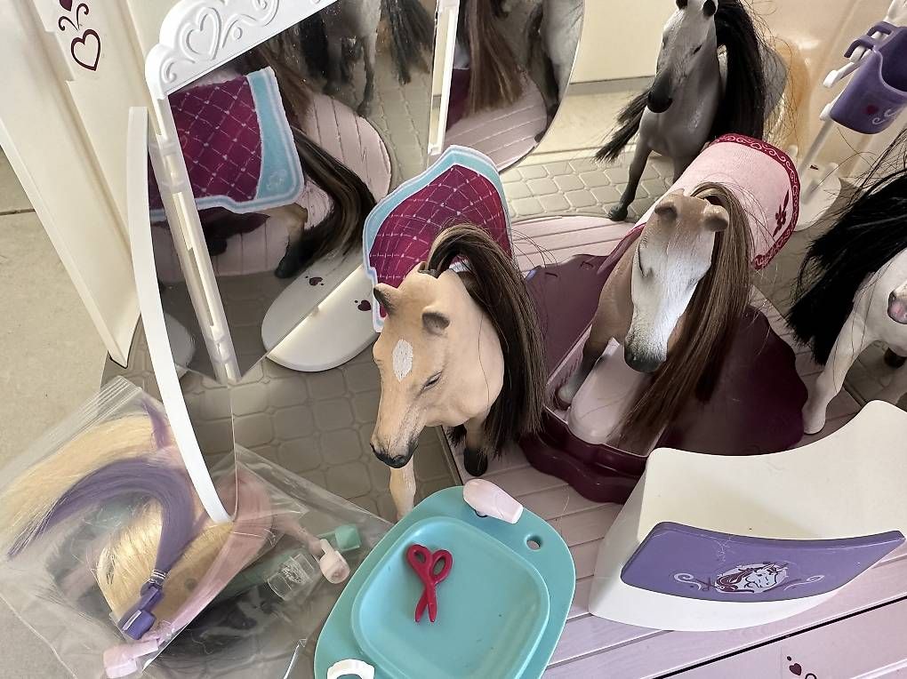 Jouets: Schleich Pferde mit Salon – D'occasion à Oberwangen TG par Samsells 3