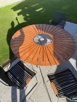 Gartentisch mit 5 Stühlen.