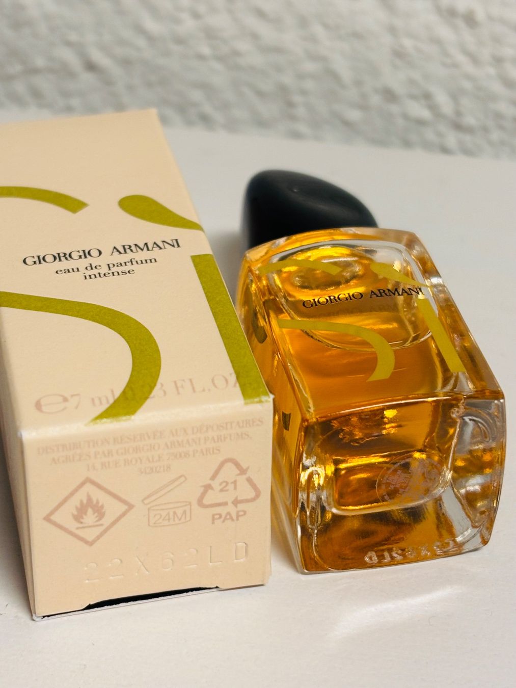 Armani Profumi & Eau de Toilette: Armani SI Intense EdP 7 ml Miniatur NEU – Nuovo e nell'imballaggio originale da Gossau SG venduto da Parfum_and_Co 1