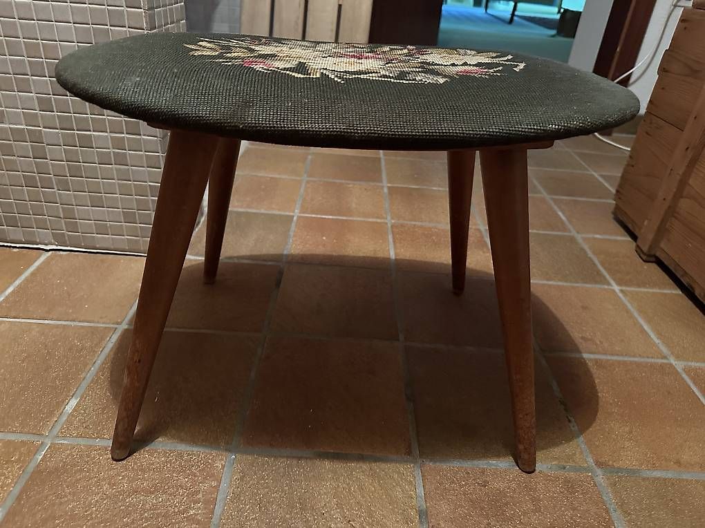Hocker: Hocker mit Blumengestickmuster – Gebraucht aus Binningen von C0llin
