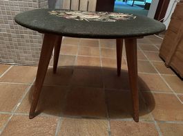Hocker mit Blumengestickmuster
