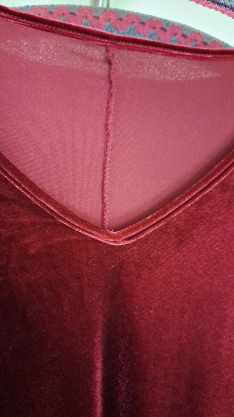 Robes: Robe / casaque en velours bordeaux taille 48 – D'occasion à Genève par Gribouilly 2
