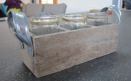 Retro Holzkistchen mit Blechgriffen und 3 Flaschen/Vasen