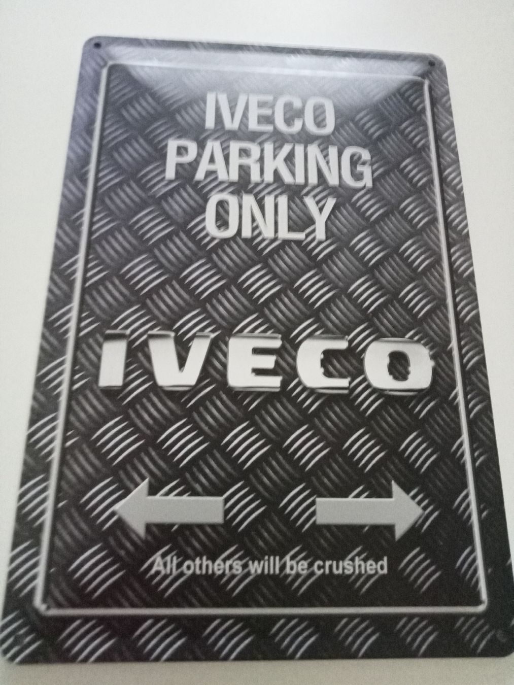 Insegne: Blechschild -IVECO-PARKING ONLY – Nuovo e nell'imballaggio originale da Rupperswil venduto da big-one-sale