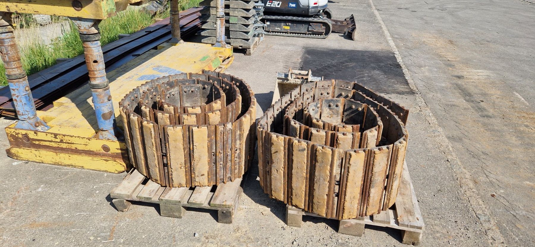 Komatsu Bagger: 2 Raupen von Komatsu PC75 – Gebraucht aus Berlingen von mattandi