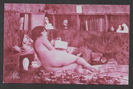 Erotik / Akt nackte Frau auf dem Sofa