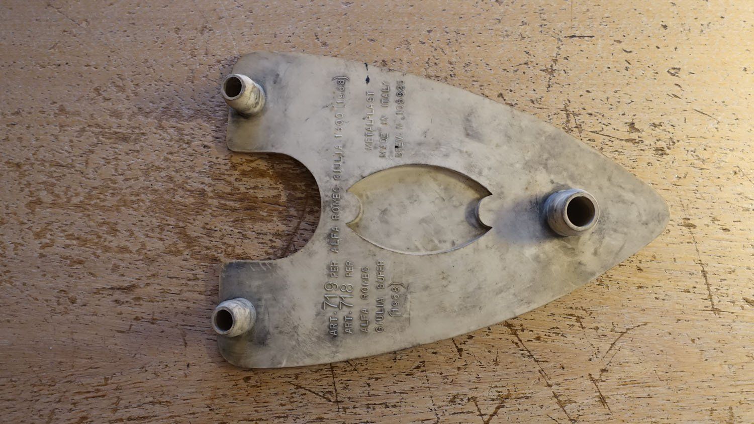 Alfa Romeo Tutti pezzi di ricambio auto: Alfa Romeo Giulia Super 1969 Radiatorabdeckung – Usato da Schwyz venduto da Sgizzitrichaeli 1