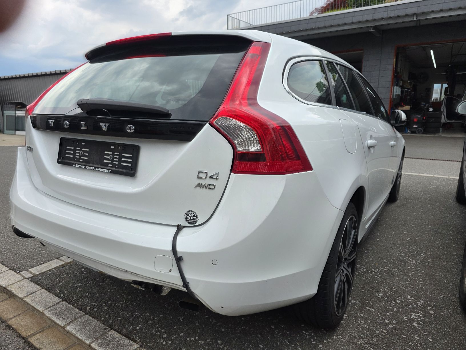 Volvo Autos: VOLVO V60 D4 AWD UNFALL SEITENSCHADEN – Défectueux à Häggenschwil par Iwingman 5