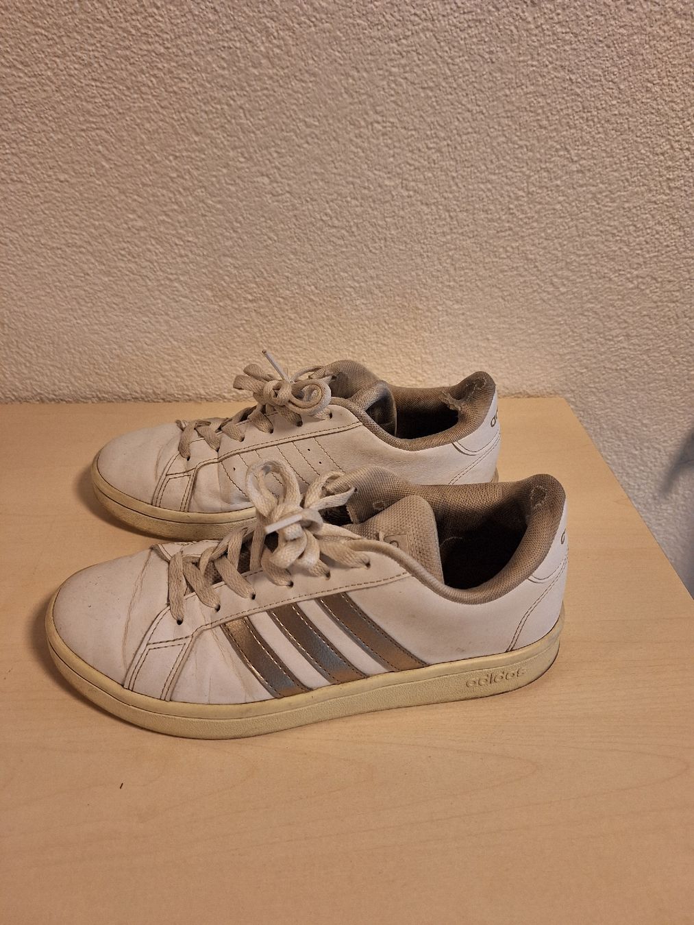 Adidas Scarpe da donna: Damen Schuh Grösse 38 – Usato da Lalden venduto da car_7w2l