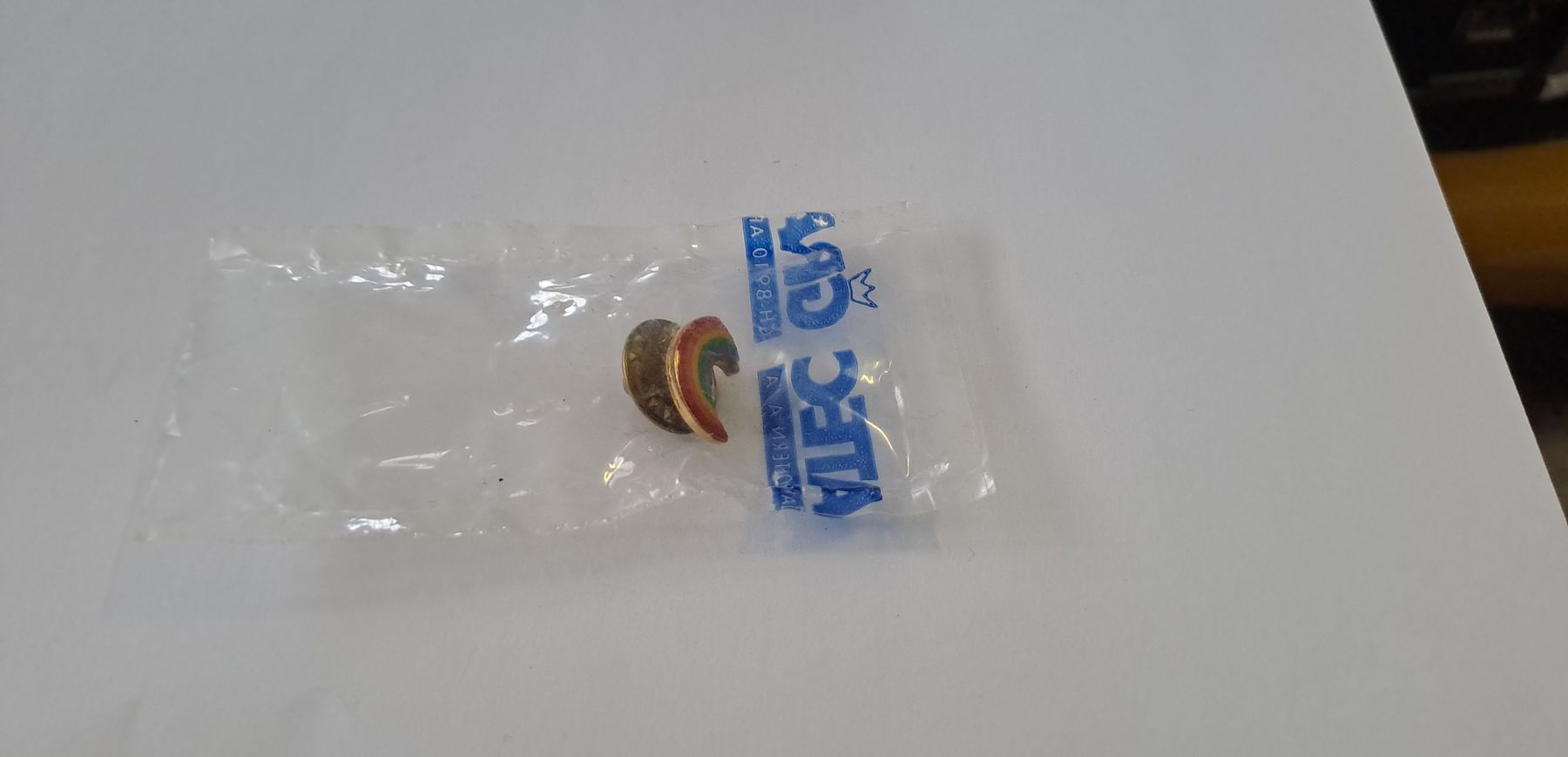 Plaketten & Abzeichen: Emaille Anstecker Regenbogen Metall 1 Stk – Neu und originalverpackt aus Zürich von Schoebi19