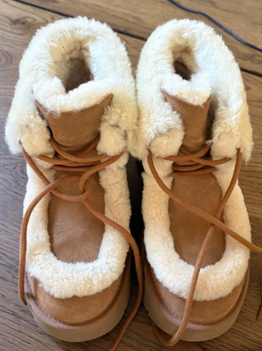 Damenschuhe: UGG Esmee Schnürstiefel – Gebraucht aus Möhlin von cha_z76n 1