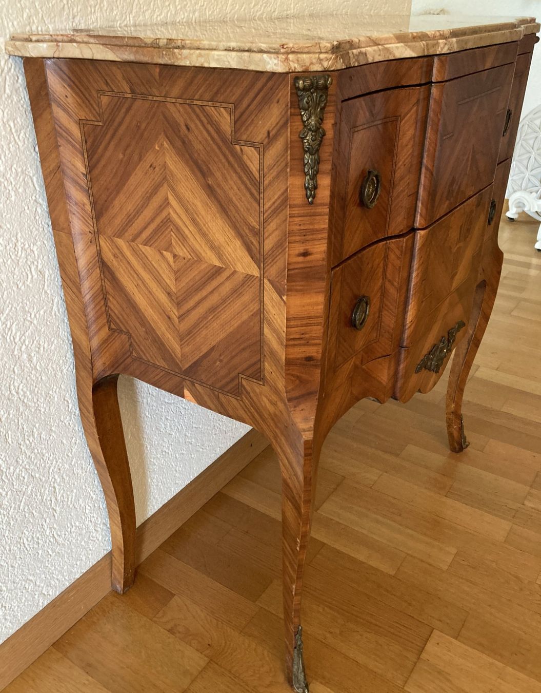 Cassettiere: Kommode Barock-Stil aus Rosenholz mit Marmorplatte – Usato da Pfäffikon SZ venduto da Opus 1