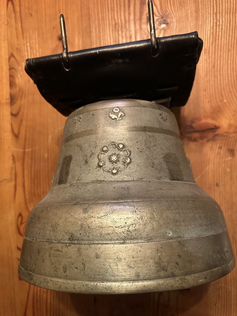 Campanacci mucche: Glocke  SCHOPPER GESSENAY mit Lederschmuc – Usato da Zumholz venduto da Gotterong 3