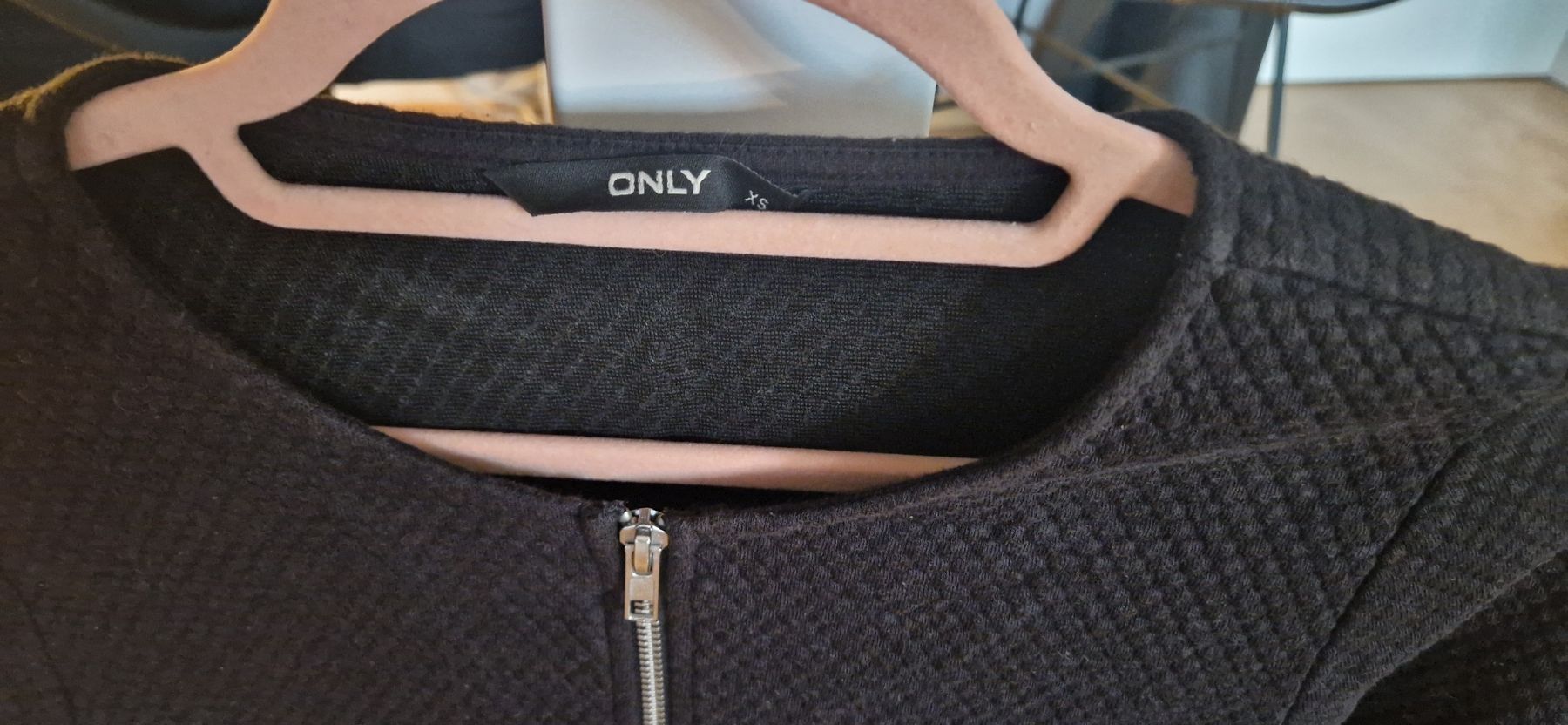 Only Giacche: Schwarze ONLY Strickjacke mit Zipper, Grösse XS – Usato da Rüfenacht BE venduto da Loeti1992 3