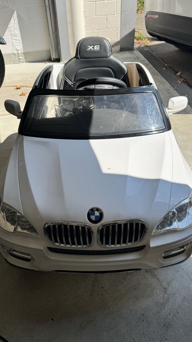 BMW Veicoli per bambini: Kinder Elektroauto BMW X6 weiss  – Difettoso da Untersiggenthal venduto da Jaymoni