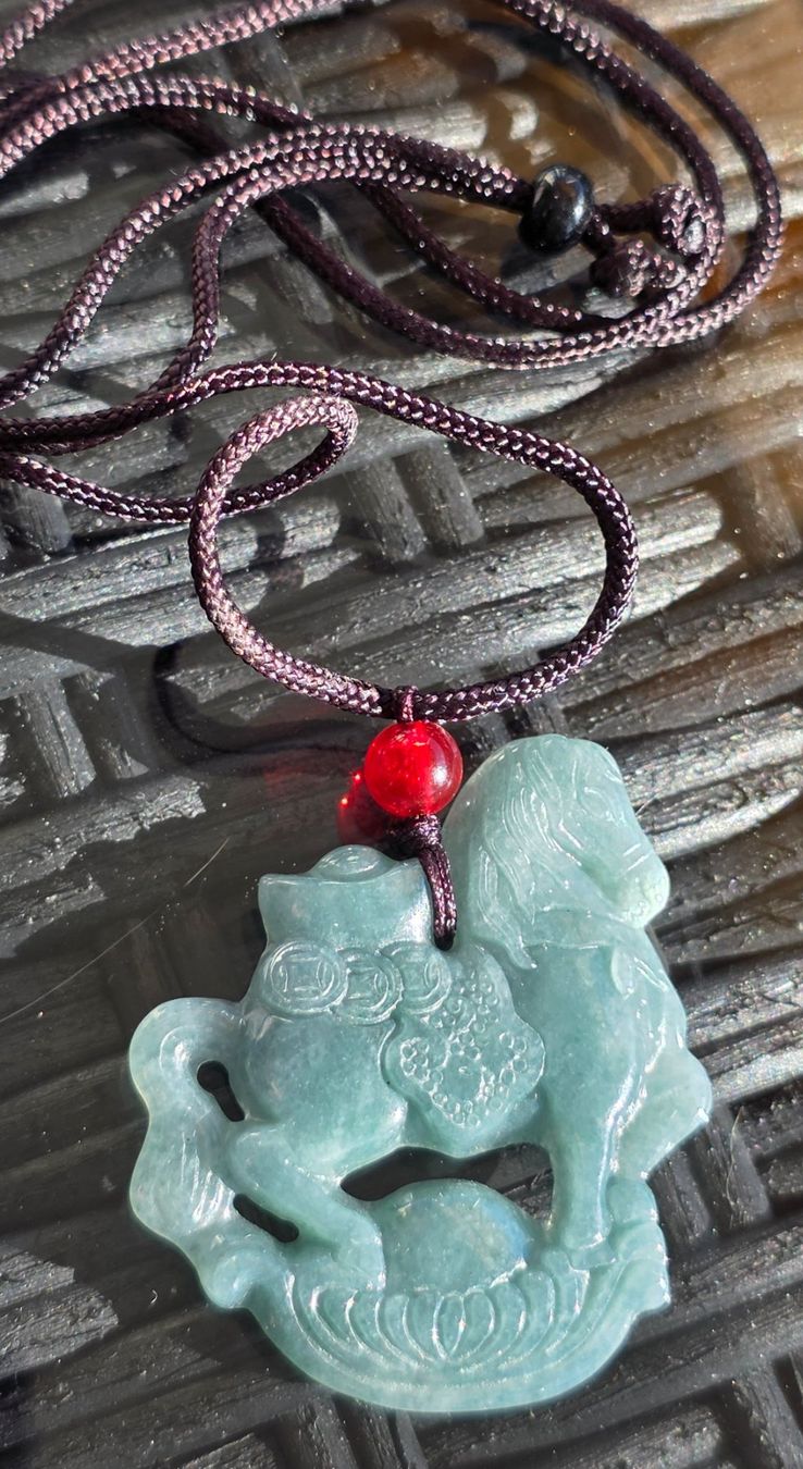 Minerali & Pietre curative: Jadeit Pferd an Kordelkette – Nuovo e nell'imballaggio originale da Matzingen venduto da Shay_Crystalz 1