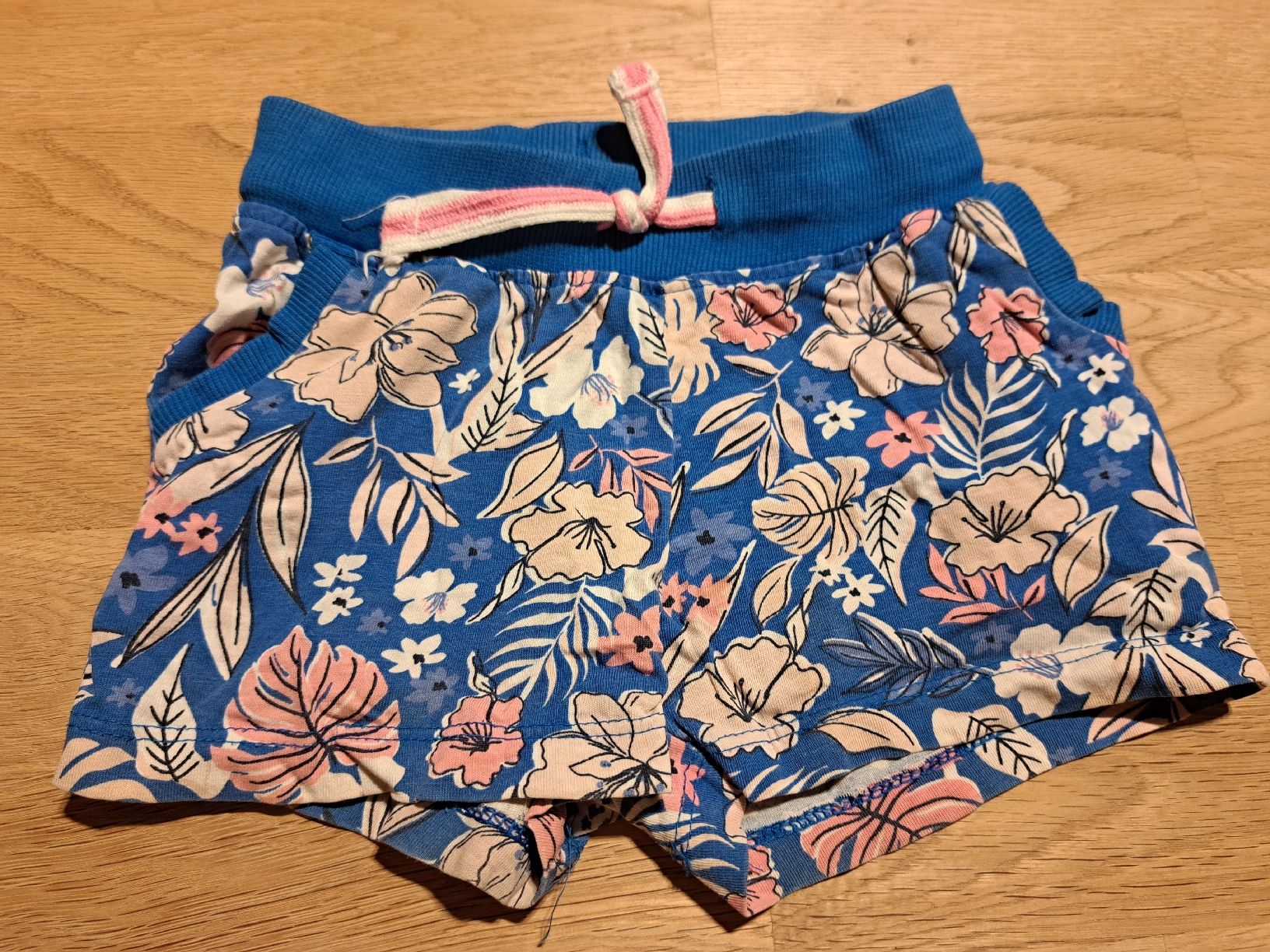 C&A Pantaloni: Sommer Set: 2 süsse Shorts, Grösse 92 – Usato da Bergdietikon venduto da Staphylococcus 2