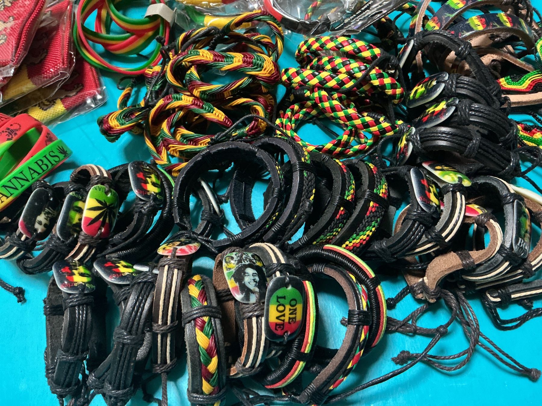 Bracelets: 178 bracelets rasta bob Marley – Neuf avec emballage d'origine à Lausanne par topthai 1