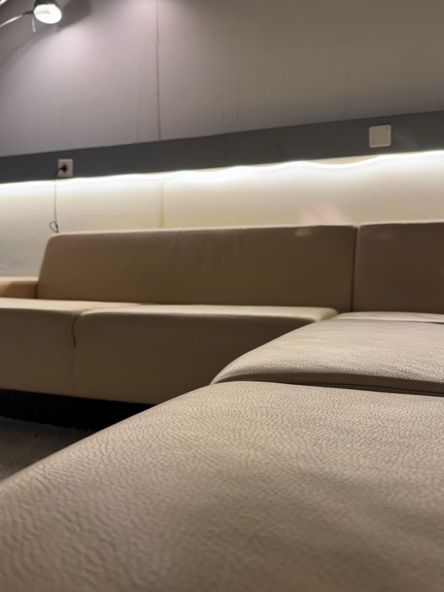 Sofas: Ecksofa aus echtem Stierleder, Khaki mustard – Gebraucht aus Fehraltorf von Sofalab.swiss 4